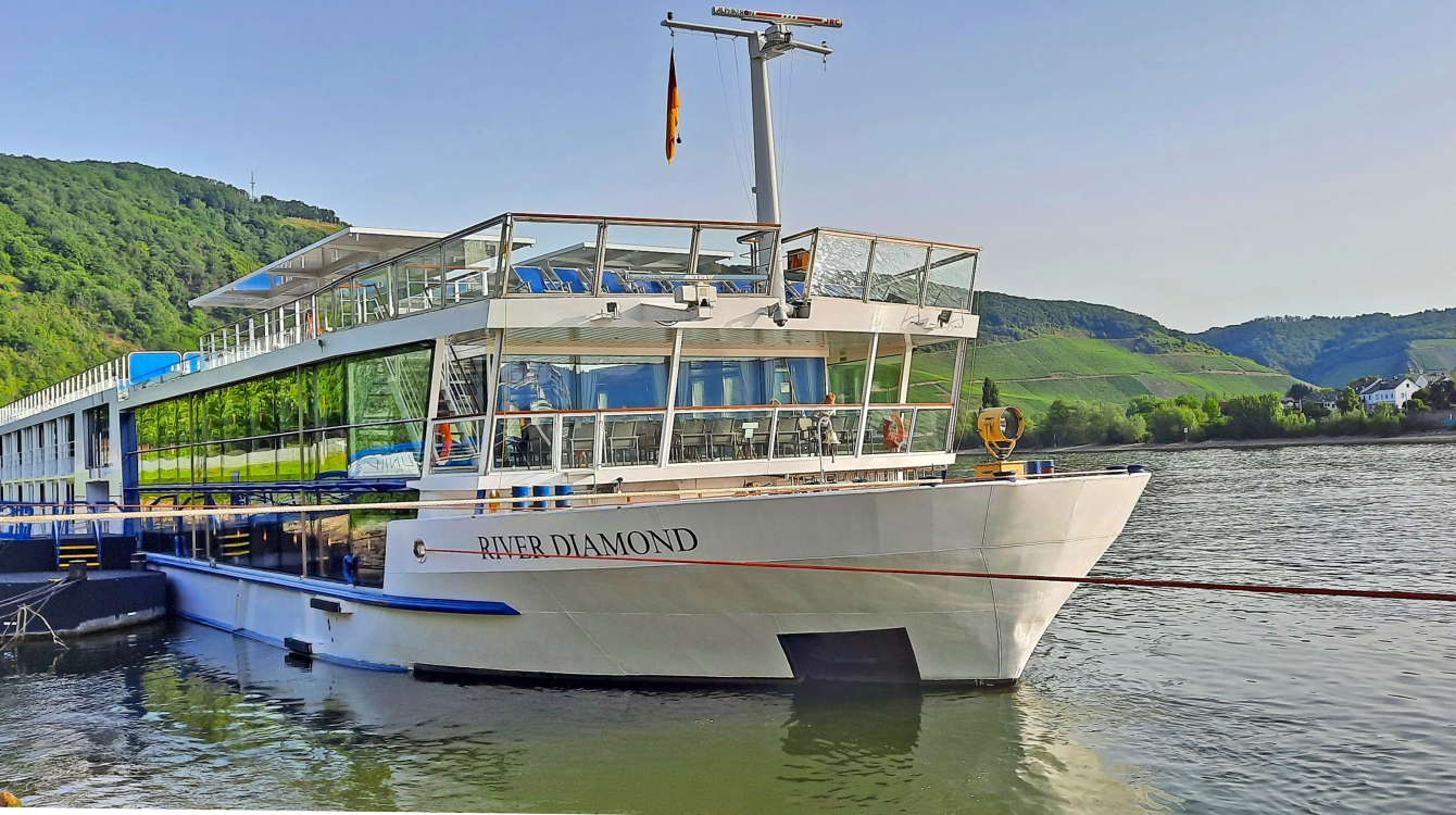 RIVER DIAMOND İLE REN NEHRİ NOEL PAZARI thmb img